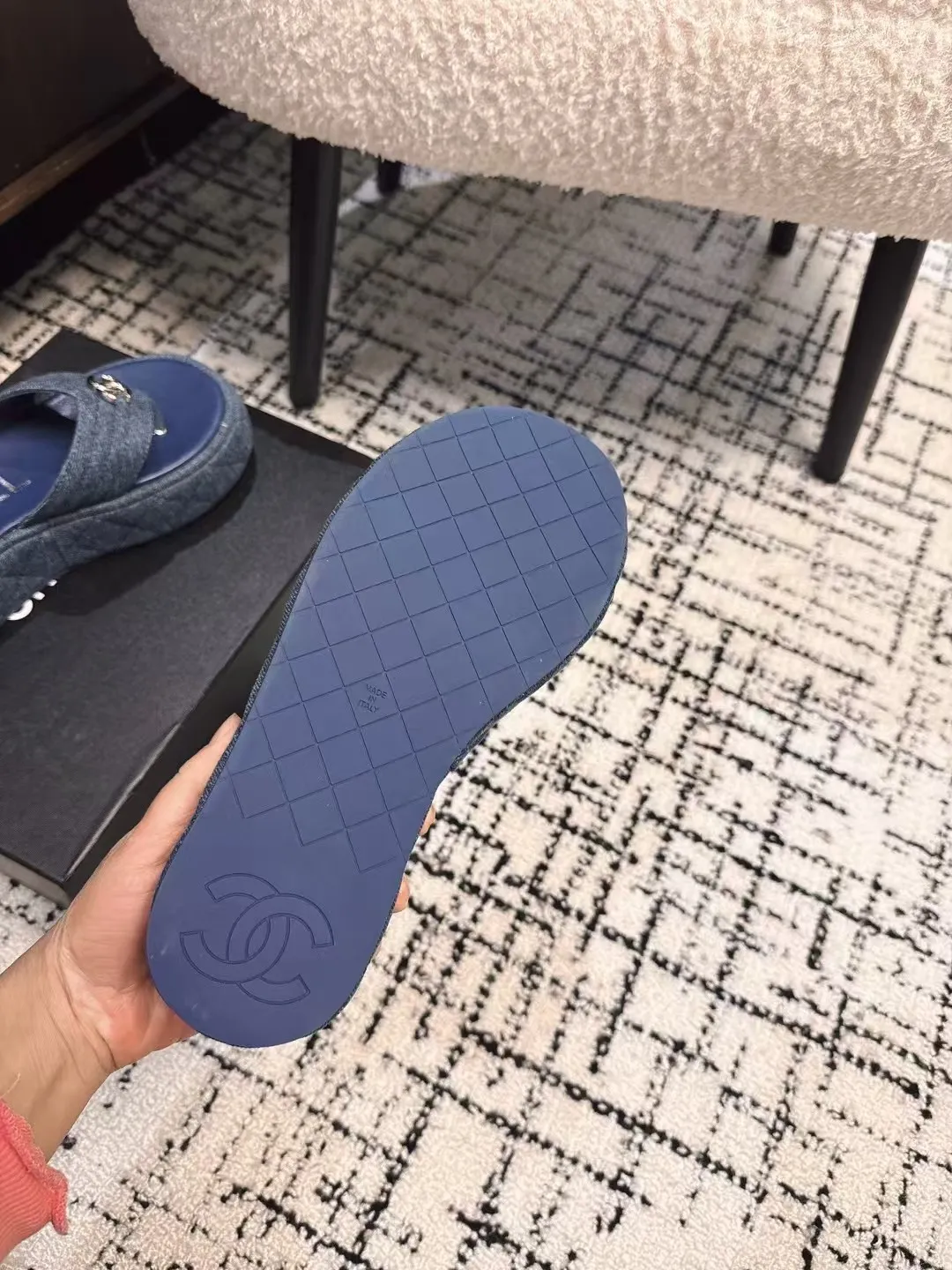 👟👟Ex-factory price 502👟👟 High version Chanel new color thick-soled slippers, easy to wear and versatile, must-have high-end tool shoes in summer, upper lambskin & customized denim, lining calfskin, original outsole Size: 35-39 (customized for 40, non-refundable)